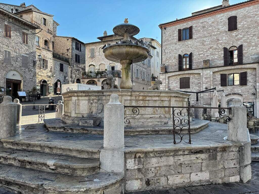 Piazza del Comune, Fontana dei Tre Leoni in Assisi.