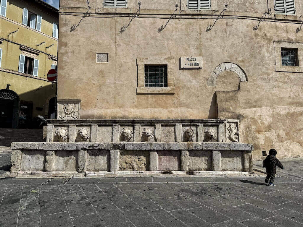Spotting the fountain in Piazza San Rufino: things to do in Assisi.