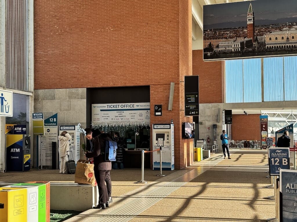 Alilaguna ticket office at the dock