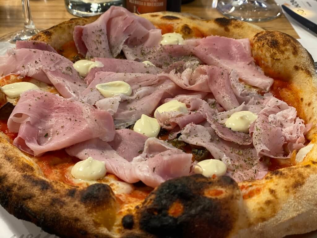 Pizza con prosciutto