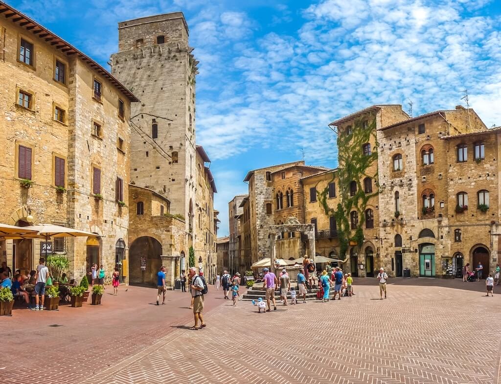 Piazza della Cisterna, one of the unmissable places to visit in San Gimignano.