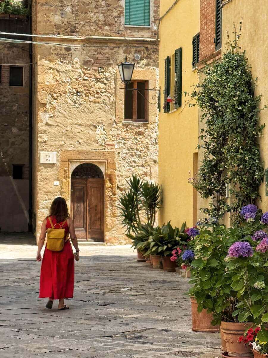 Narrow alley in Pienza.