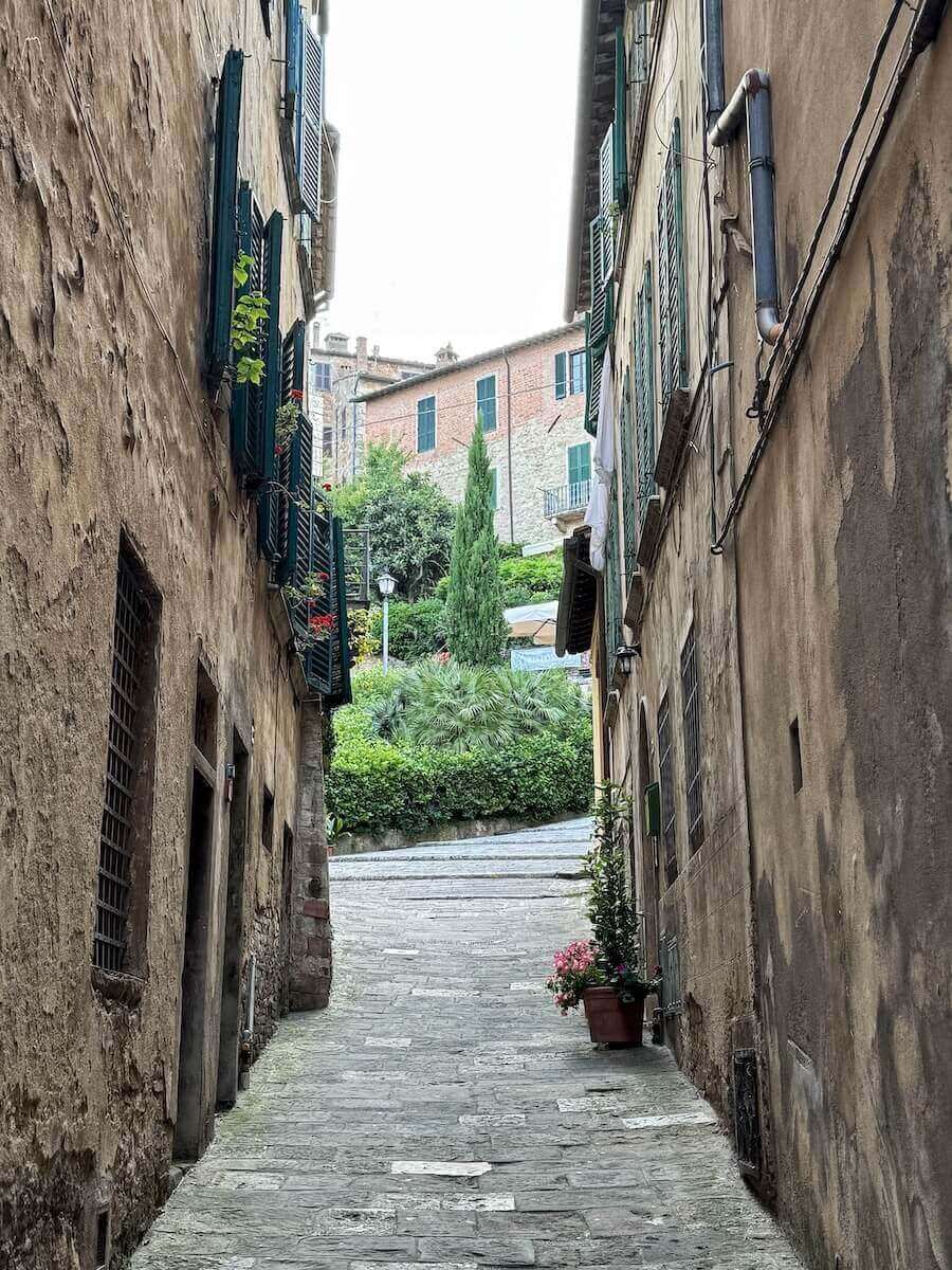 Narrow alley in Montepulciano.
