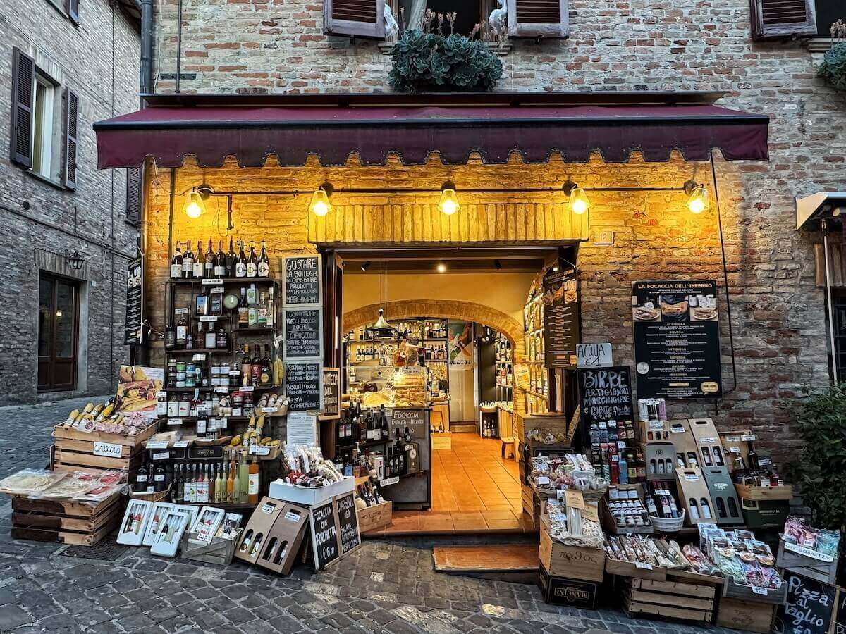Lovely shop in Gradara that sells traditional products.